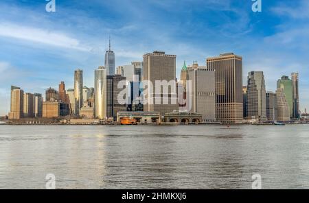 Veduta aerea di Lower Manhatten dall'isola del Governatore Foto Stock