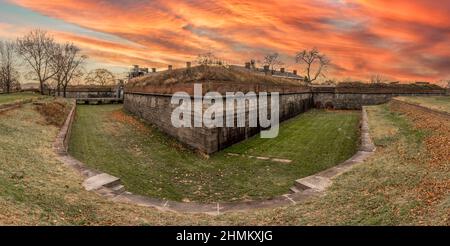 Fort Jay sull'isola del Governatore con il cielo drammatico del tramonto Foto Stock