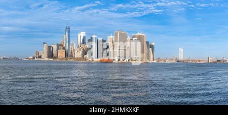 Veduta aerea di Lower Manhatten dall'isola del Governatore Foto Stock