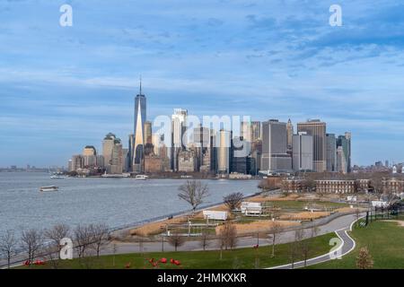 Veduta aerea di Lower Manhatten dall'isola del Governatore Foto Stock