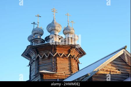 Antico monastero di legno sull'isola di Kizhi. Russia, Karelia. Inverno Foto Stock