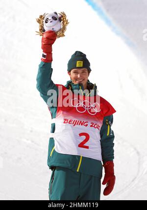 Lo Scotty James dell'Australia celebra l'argento nella finale di Men's Snowboard Halfpipe durante il giorno sette dei Giochi Olimpici invernali di Pechino 2022 al Genting Snow Park H & S Stadium in Cina. Data immagine: Venerdì 11 febbraio 2022. Foto Stock