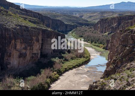 Il Rio Grande scorre a malapena attraverso l'Hot Springs Canyon nel Big Bend National Park. Foto Stock