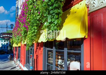 Quebec City, Quebec, Canada, 20 settembre 2021: Centro città di Quebec, centro sociale, quartiere commerciale, caffè e ristoranti e vecchia architettura francese Foto Stock