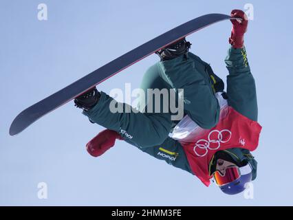 Zhangjiakou, Cina. 11th Feb 2022. Lo Scotty James australiano compete nelle finali Men's Snowboard Halfpipe alle Olimpiadi invernali 2022 di Zhangjiakou, Cina, venerdì 11 febbraio 2022. L'Ayumu Hirano in Giappone ha vinto la medaglia d'oro, James ha vinto la medaglia d'argento.Jan Scherrer in Svizzera ha vinto la medaglia di bronzo. Foto di Bob strong/UPI . Credit: UPI/Alamy Live News Foto Stock