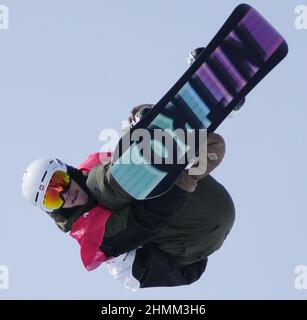 Zhangjiakou, Cina. 11th Feb 2022. Jan Scherrer, in Svizzera, compete venerdì 11 febbraio 2022 nelle finali Men's Snowboard Halfpipe alle Olimpiadi invernali 2022 di Zhangjiakou, in Cina. Ayumu Hirano in Giappone ha vinto la medaglia d'oro, Scotty James in Australia ha vinto la medaglia d'argento e Scherrer ha vinto la medaglia di bronzo. Foto di Bob strong/UPI . Credit: UPI/Alamy Live News Foto Stock