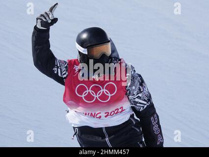 Zhangjiakou, Cina. 11th Feb 2022. Tre volte medaglia d'oro Shaun White of the United States Waves dopo la sua seconda corsa nelle finali Men's Snowboard Halfpipe alle Olimpiadi invernali del 2022 a Zhangjiakou, Cina venerdì 11 febbraio 2022. L'Ayumu Hirano in Giappone ha vinto la medaglia d'oro, lo Scotty James in Australia ha vinto la medaglia d'argento e lo svizzero Jan Scherrer ha vinto la medaglia di bronzo. Foto di Bob strong/UPI . Credit: UPI/Alamy Live News Foto Stock