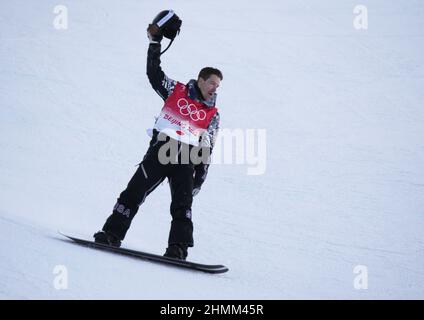 Zhangjiakou, Cina. 11th Feb 2022. Il tre volte medaglia d'oro Shaun White degli Stati Uniti toglie il casco e le onde dopo essersi schiantato nella sua corsa finale nelle finali Men's Snowboard Halfpipe alle Olimpiadi invernali del 2022 a Zhangjiakou, Cina venerdì 11 febbraio 2022. L'Ayumu Hirano in Giappone ha vinto la medaglia d'oro, lo Scotty James in Australia ha vinto la medaglia d'argento e lo svizzero Jan Scherrer ha vinto la medaglia di bronzo. Foto di Bob strong/UPI . Credit: UPI/Alamy Live News Foto Stock
