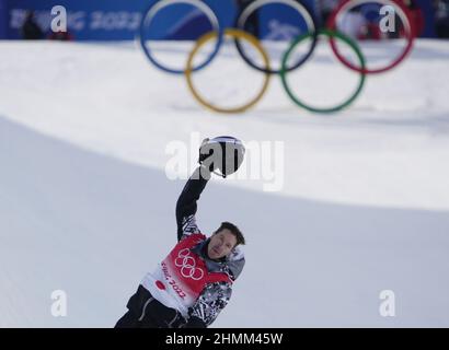 Zhangjiakou, Cina. 11th Feb 2022. Il tre volte medaglia d'oro Shaun White degli Stati Uniti toglie il casco e le onde dopo essersi schiantato nella sua corsa finale nelle finali Men's Snowboard Halfpipe alle Olimpiadi invernali del 2022 a Zhangjiakou, Cina venerdì 11 febbraio 2022. L'Ayumu Hirano in Giappone ha vinto la medaglia d'oro, lo Scotty James in Australia ha vinto la medaglia d'argento e lo svizzero Jan Scherrer ha vinto la medaglia di bronzo. Foto di Bob strong/UPI . Credit: UPI/Alamy Live News Foto Stock