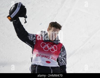 Zhangjiakou, Cina. 11th Feb 2022. Il tre volte medaglia d'oro Shaun White degli Stati Uniti toglie il casco e le onde dopo essersi schiantato nella sua corsa finale nelle finali Men's Snowboard Halfpipe alle Olimpiadi invernali del 2022 a Zhangjiakou, Cina venerdì 11 febbraio 2022. L'Ayumu Hirano in Giappone ha vinto la medaglia d'oro, lo Scotty James in Australia ha vinto la medaglia d'argento e lo svizzero Jan Scherrer ha vinto la medaglia di bronzo. Foto di Bob strong/UPI . Credit: UPI/Alamy Live News Foto Stock