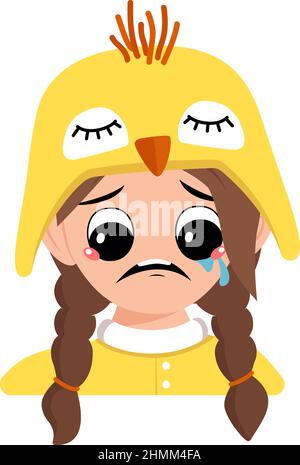 Ragazza con occhi grandi e piangendo e lacrima emozione, volto triste, occhi depressivi in cappello di pollo. Testa di bambino con espressione malinconia per Pasqua, Capodanno o costume per la festa. Illustrazione piatta vettoriale Illustrazione Vettoriale