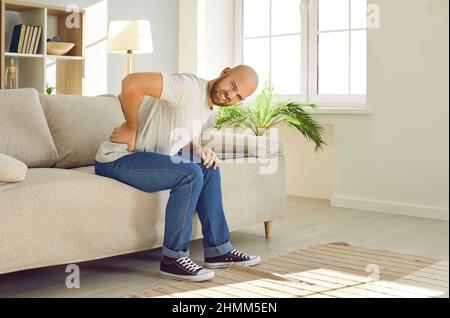 L'uomo malbene soffre di mal di schiena più basso Foto Stock