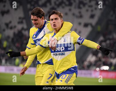 Torino. 10th Feb 2022. Paulo Dybala (R) di Juventus celebra il suo obiettivo con il suo compagno di squadra Dusan Vlahovic durante la partita di calcio del Quarterfinal Cup Italia tra FC Juventus e Sassuolo a Torino, Italia, 10 febbraio 2022. Credit: Denny/Denny/Denny Live News Foto Stock