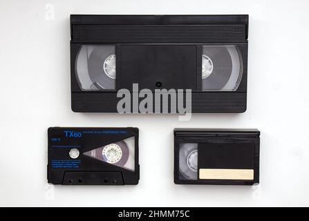 Evoluzione dei nastri Vintage Media Storage: VHS, Audio Cassette, VHS-C. Tecnologia del 90s. Foto Stock