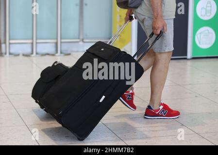 Foto del file datata 19/07/21 dei passeggeri al Terminal 1 dell'aeroporto di Dublino. Centinaia di migliaia di persone stanno intraprendendo una fuga a metà termine, mentre il Regno Unito scrape i test del coronavirus per i viaggiatori completamente vaccinati. Data di emissione: Venerdì 11 febbraio 2022. Foto Stock