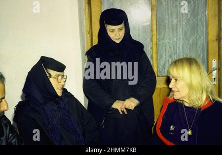 Giornalista e scrittore rumeno Sanziana Pop durante un incarico in un monastero locale, circa 1995 Foto Stock