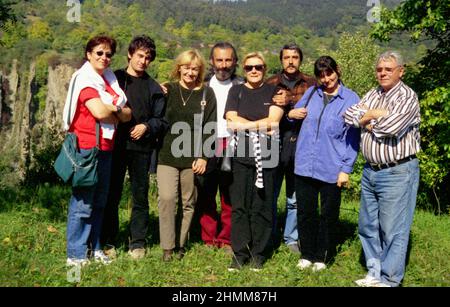 Il team di scrittori e giornalisti alla rivista 'Formula AS' durante un viaggio di lavoro a Vrancea, 2006. Da sinistra a destra: Ruxandra Constantinescu, Bogdan Lupescu, Sanziana Pop, Marius Petrescu, Rodica Demian, Sorin Preda, Otilia Teposu. Foto Stock