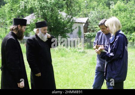 Contea di Buzau, Romania, circa 2005. Giornalisti e scrittori rumeni Sanziana Pop & Sorin Preda durante un incarico in un monastero locale. Foto Stock