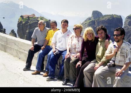 Il team di scrittori e giornalisti alla rivista 'Formula AS' durante un viaggio di lavoro in Grecia, 2006. Da sinistra a destra: Ion Longin- Popescu, Sorin Preda, Rodica Demian, Sanziana Pop, Bogdan Lupescu & Horia Turcanu. Foto Stock