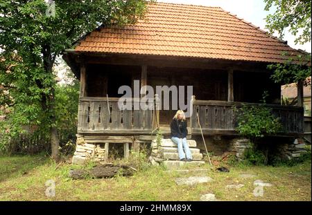 Provincia di Hunedoara, Romania, circa 2006. La scrittrice e giornalista rumena Sanziana Pop, fondatore e direttore della rivista 'Formula AS'. Foto Stock