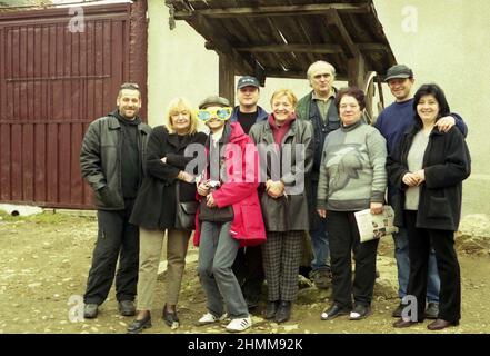 Il team di scrittori e giornalisti alla rivista 'Formula AS' durante un viaggio di lavoro, circa 2000. Da sinistra a destra: Horia Turcanu, Sanziana Pop, Iulian Ignat, Rodica Demian, Ion Longin Popescu. Foto Stock