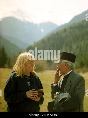 Contea di Brasov, Romania, circa 2004. La scrittrice e giornalista rumena Sanziana Pop, fondatore e direttore della rivista 'Formula AS', parla con un prete locale. Foto Stock