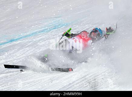 Pechino, Cina. 11th Feb 2022. Alice Robinson della Nuova Zelanda cade durante le donne di sci alpino Super-G di Pechino 2022 Olimpiadi invernali al National Alpine Ski Centre nel distretto di Yanqing, Pechino, capitale della Cina, 11 febbraio 2022. Credit: Lian Zhen/Xinhua/Alamy Live News Foto Stock