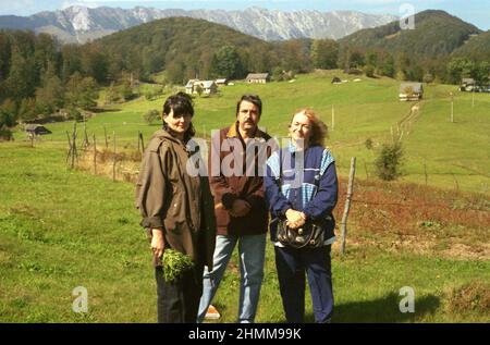 Contea di Arges, Romania, circa 2004. Giornalisti e scrittori rumeni Otilia Teposu, Sorin Preda & Sanziana Pop durante un incarico nel paese. Foto Stock