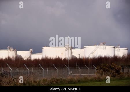 Impianti di stoccaggio di gas naturale nel porto di Belfast, Irlanda del Nord. Il gas è importato per uso domestico e commerciale. Foto Stock