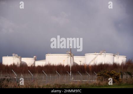 Impianti di stoccaggio di gas naturale nel porto di Belfast, Irlanda del Nord. Il gas è importato per uso domestico e commerciale. Foto Stock