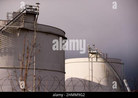 Impianti di stoccaggio di gas naturale nel porto di Belfast, Irlanda del Nord. Il gas è importato per uso domestico e commerciale. Foto Stock