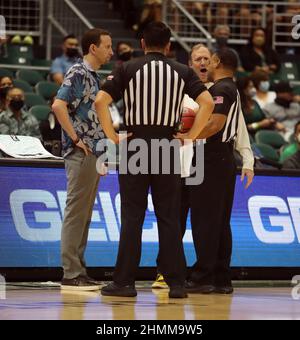 10 febbraio 2022 - gli arbitri si affidano con l'allenatore capo dei Guerrieri dell'Arcobaleno delle Hawaii Eran Ganot e l'allenatore capo dello Stato di Long Beach Dan Monson durante una partita tra lo Stato di Long Beach e i Guerrieri dell'Arcobaleno delle Hawaii alla Simplifi Arena presso lo Stan Sheriff Center di Honolulu, HI - Michael Sullivan/CSM Foto Stock