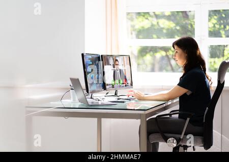 Presentazione virtuale o webinar su più schermi Foto Stock