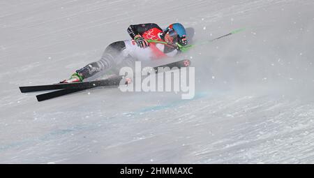 Pechino, Cina. 11th Feb 2022. Alice Robinson della Nuova Zelanda cade durante le donne di sci alpino Super-G di Pechino 2022 Olimpiadi invernali al National Alpine Ski Centre nel distretto di Yanqing, Pechino, capitale della Cina, 11 febbraio 2022. Credit: Lian Zhen/Xinhua/Alamy Live News Foto Stock