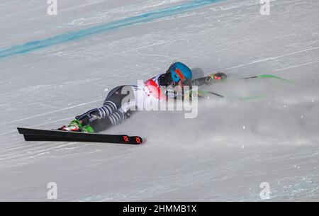 Pechino, Cina. 11th Feb 2022. Alice Robinson della Nuova Zelanda cade durante le donne di sci alpino Super-G di Pechino 2022 Olimpiadi invernali al National Alpine Ski Centre nel distretto di Yanqing, Pechino, capitale della Cina, 11 febbraio 2022. Credit: Lian Zhen/Xinhua/Alamy Live News Foto Stock