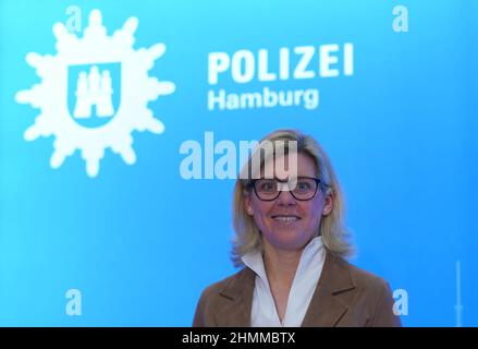 Amburgo, Germania. 10th Feb 2022. Sandra Levgrün, addetto stampa del Dipartimento di polizia di Amburgo, si trova di fronte alla scritta "Polizei Hamburg" dopo la presentazione delle statistiche sulla criminalità del 2021 presso la sede della polizia. La criminalità ad Amburgo è diminuita per il sesto anno consecutivo. Credit: Marcus Brandt/dpa/Alamy Live News Foto Stock