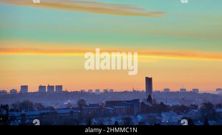 Glasgow, Scozia, Regno Unito. 11th Feb 2022. UK Meteo: Spettacolare alba fredda come cielo limpido durante la notte ha visto un calo di temperatura con il gelo di mattina presto come sole splendere sopra lo skyline di West End. Il campo da golf di Knightswood ha visto i suoi verdi diventare bianchi quando il gelo ha congelato l'erba e i tetti diventano bianchi durante la notte nel sobborgo. Credit: gerard Ferry/Alamy Live News Foto Stock