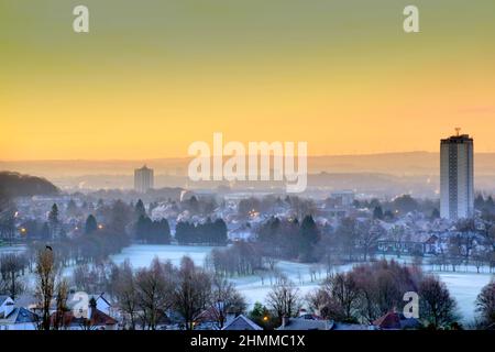 Glasgow, Scozia, Regno Unito. 11th Feb 2022. UK Meteo: Spettacolare alba fredda come cielo limpido durante la notte ha visto un calo di temperatura con il gelo di mattina presto come sole splendere sopra lo skyline di West End. Il campo da golf di Knightswood ha visto i suoi verdi diventare bianchi quando il gelo ha congelato l'erba e i tetti diventano bianchi durante la notte nel sobborgo. Credit: gerard Ferry/Alamy Live News Foto Stock