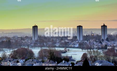 Glasgow, Scozia, Regno Unito. 11th Feb 2022. UK Meteo: Spettacolare alba fredda come cielo limpido durante la notte ha visto un calo di temperatura con il gelo di mattina presto come sole splendere sopra lo skyline di West End. Il campo da golf di Knightswood ha visto i suoi verdi diventare bianchi quando il gelo ha congelato l'erba e i tetti diventano bianchi durante la notte nel sobborgo. Credit: gerard Ferry/Alamy Live News Foto Stock