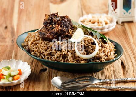 Riso arabo Kabli con costolette di manzo e Raisin, piatto popolare per Ramadan Foto Stock