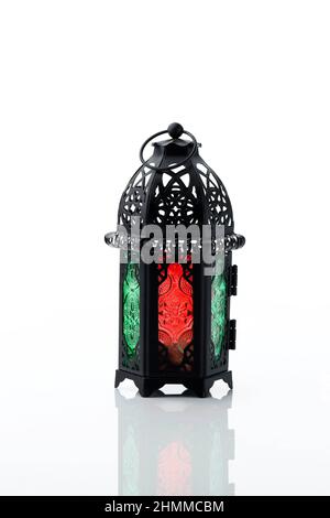 Lanterna araba ornamentale con candela bruciante su sfondo bianco. Biglietto d'auguri festivo, invito per il mese santo musulmano Ramadan Kareem. Foto Stock