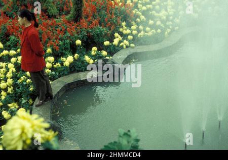 Persone al Parco nel Tempio commemorativo di Lord Bao nella città di Kaifeng nella provincia di Henan in Cina. Cina, Kaifeng, novembre 1996 Foto Stock