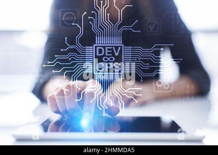 Sviluppo Agile e concetto di ottimizzazione DevOps su schermo virtuale. Foto Stock