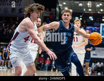 Feb 10 2022 Moraga CA, U.S.A. San Diego Guardia Joey Calcaterra (2) guida al cerchio durante la partita di pallacanestro maschile NCAA tra San Diego Toreros e Saint Mary's Gaels. Saint MaryÕs ha battuto San Diego 86-57 all'University Credit Union Pavilion Moraga Calif. Thurman James/CSM Foto Stock