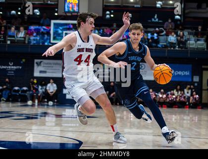 Feb 10 2022 Moraga CA, U.S.A. San Diego Guardia Joey Calcaterra (2) guida al cerchio durante la partita di pallacanestro maschile NCAA tra San Diego Toreros e Saint Mary's Gaels. Saint MaryÕs ha battuto San Diego 86-57 all'University Credit Union Pavilion Moraga Calif. Thurman James/CSM Foto Stock