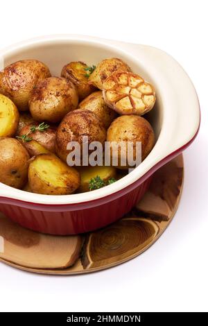 Patate al forno in una pentola di argilla isolata su sfondo bianco Foto Stock