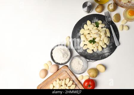 Concetto di cucina con gnocchi di patate crude, spazio per il testo Foto Stock