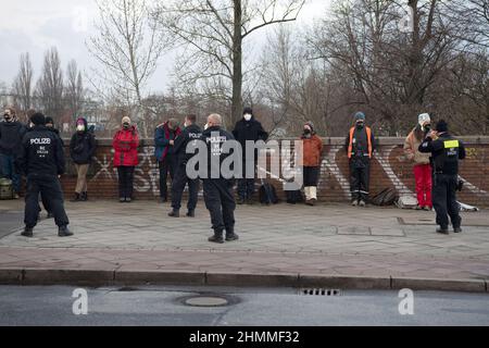 Berlino, Germania. 11th Feb 2022. Gli agenti di polizia hanno arrestato 100 attivisti climatici all'uscita di Beusselstraße dell'autostrada della città. Per settimane, gli attivisti bloccano il traffico sulle autostrade della città, chiedendo ai politici una legge per la salvaguardia del cibo. (A dpa: 'Gli attivisti bloccano di nuovo la città autostrada A100 ') credito: Paul Zinken/dpa/Alamy Live News Foto Stock