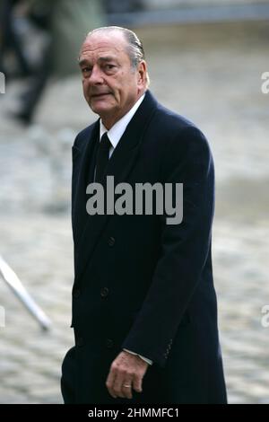 Parigi (Francia), il 10 novembre 2004: Jacques Chirac alla Chiesa Òglise des InvalidesÓ in omaggio ai nove soldati francesi uccisi nell'attacco alla città di Bouake, Costa d'Avorio Foto Stock