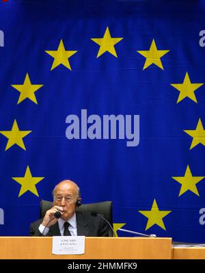 Belgio, Bruxelles, il 5 giugno 2003: Valry Giscard d'Estaing, Presidente della Convenzione europea, partecipa ad una Conferenza sul futuro dell'Europa in cui si doveva concordare un trattato che istituiva una Costituzione per l'Europa. Valry Giscard d'Estaing, Presidente della Convenzione europea Foto Stock